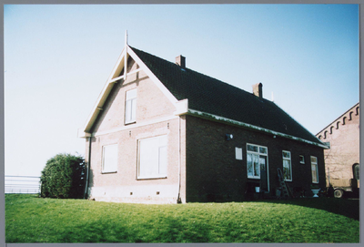 WAT001001593 Foto: woning aan het Zeevangsdijkje nummer 1 te Kwadijk.Met rechts het watergemaal uit 1879 aan het ...