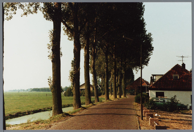 WAT001001610 Foto rechts: woning aan Kwadijk nummer 151 te Kwadijk.
