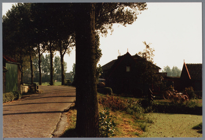 WAT001001612 Rechts het kleinste huisje van Kwadijk.