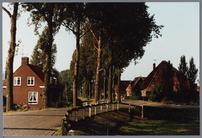WAT001001622 Foto links: woningen aan de Kwadijk nummer 104 en 103.Foto rechts achter v.r.n.l.; boerderij aan de ...