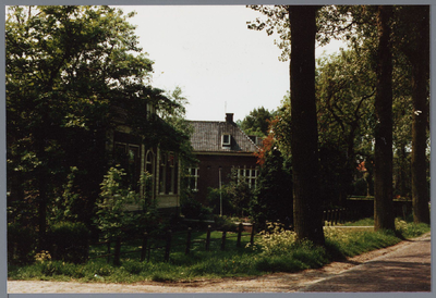 WAT001001638 Foto: Dorpsstraat van Kwadijk. Dit deel wordt in de volksmond de Kerkebuurt genoemd. Helemaal links; de ...