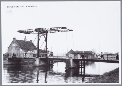WAT001001666 Links voor; brugwachtershuisje aan de Zeevangdijkje nummer 18 te Kwadijk.Middenvoor: brug over de ...