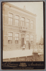 WAT001001753 Dorpsstraat 38 - Raadhuis - rechts nog net de brug naar Piet Blees - ca. 1925