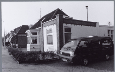 WAT001001706 Foto; op de voorgrond de bedrijfswagen van Van Dijk's Doe Het Zelf . Dan het specifieke woonhuis op ...