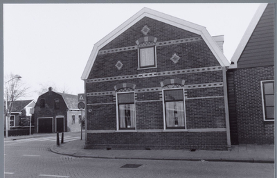 WAT001001715 Foto: het huis van Woelders, in 1998 gesloopt. Links het eierpakhuis op de Van Beekstraat.
