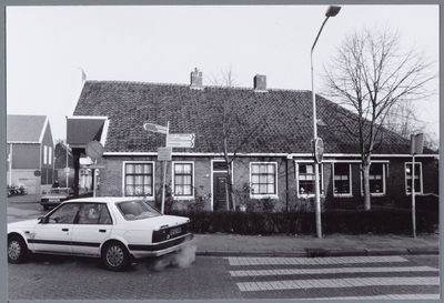WAT001001716 Foto: het oude weeshuis op de hoek Dorpsstraat-Van Beekstraat. Vroeger weeshuis en smederij, thans (1983) ...