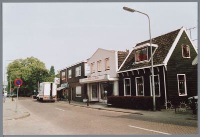 WAT001001732 Foto: de bakkerij van J. Kuiper Dorpsstraat 49, vroeger was hier de horlogerie van Binnema. Links daarvan ...
