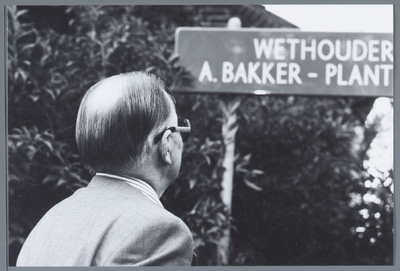 WAT001001863 Foto: de heer Alb. Bakker kijkt naar een naambord van de na hem genoemde ''Wethouder A.Bakker Plantsoen''