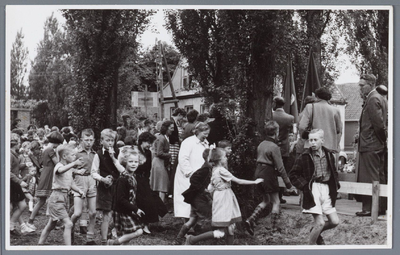 WAT001001897 Foto;Opening van de nood kleuterschool tegen over het raadhuis op het Raadhuisplein.