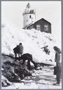 WAT001001941 Foto: vuurtoren van Marken. Kruiend ijs.Het Paard van Marken is de vuurtoren van Marken. De huidige ...