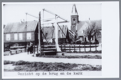 WAT001001946 Foto: van de Kerkbuurt in Marken. Rechts: De Grote Kerk (Nederlands Hervormde Kerk), Kerkbuurt 13 op Marken.