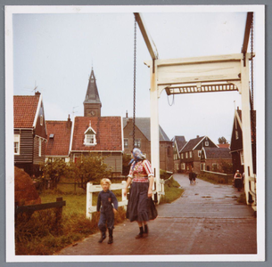 WAT001001947 Foto: van de Kerkbuurt in Marken. Links achter: De Grote Kerk (Nederlands Hervormde Kerk), Kerkbuurt 13 op ...
