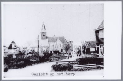 WAT001001948 Foto: van de Kerkbuurt in Marken. Midden achter: De Grote Kerk (Nederlands Hervormde Kerk), Kerkbuurt 13 ...