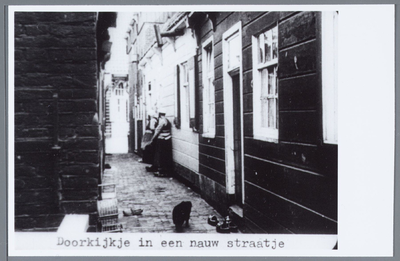 WAT001001952 Foto: een doorkijkje in een nauw straatje.