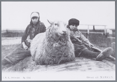 WAT001001997 Foto; Twee kinderen met een schaap.