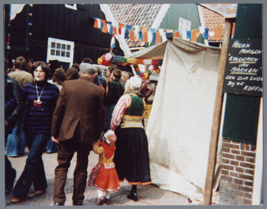 WAT001002022 Foto; Koninginnedag 1977 in Marken. Met Bessie en Bap naar het feest op de Kerkbuurt.