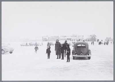 WAT001002034 Tijdens de strenge winter van 1962/1963 vroor het IJsselmeer dicht. Eind februari 1963 werd er zelfs een ...