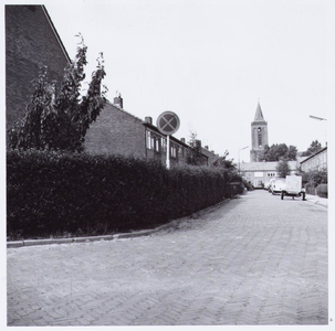 WAT001002195 Foto: De Hendrikstraat gezien vanaf de Julianalaan met op de achtergrond de Grote- of Sint-Nicolaaskerk.De ...