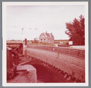 WAT001002248 Aanzicht op de Lange Brug ten tijde van het herstel van de kade van de Gooische Kaay.