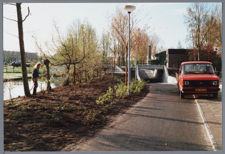 WAT001002134 Foto; Fietspad de Pierenbaan met uitzicht op het fietsviaduct ( Bernhardlaan ) met rechts het Sportfondsenbad.