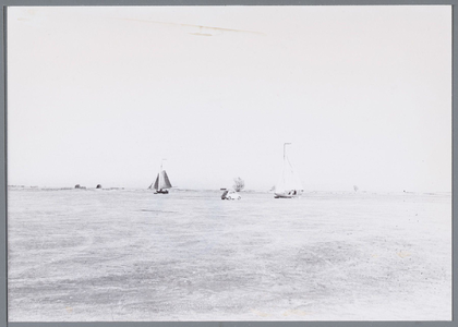 WAT001002156 Foto; Ijszeilen op de Gouwzee in de jaren 70.