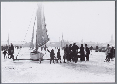 WAT001002158 Foto; Ijszeilen op de Gouwzee in de jaren 70 met op de achtergrond Monnickendam.