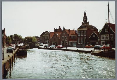 WAT001002170 Foto: Zicht op de haven van Monnickendam gezien vanuit de richting van de Lange Brug.