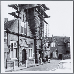 WAT001002183 Foto;Noordeinde 4 de Overblijfselen van het stadhuis. Daar acher (in de steigers) De Speeltoren. De romp, ...