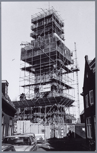 WAT001002186 Foto; Speeltoren in Monnickendam wordt gerestaureerd; de speeltoren (uit de 16e eeuw ) in de steigers ...