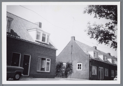 WAT001002272 Aanzicht op een aantal huizen aan de Jan Persijnlaan ter hoogte van de Zuideindermolensteeg.