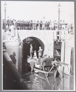 WAT001002301 Aanzicht op de Damsluis. Vermoedelijk de opening van de sluis na de renovatie in 1969.