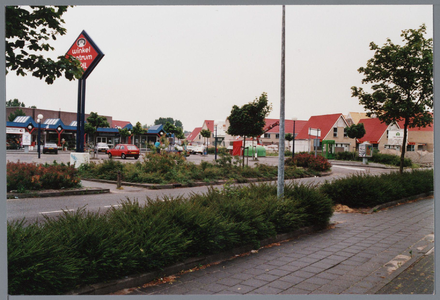 WAT001002287 Aanzicht op winkelcentrum t Spil in de jaren negentig.