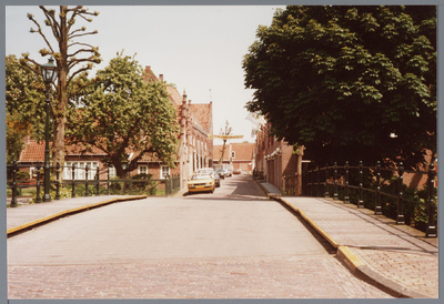 WAT001002292 Aanzicht op het Weezenland , met aan de linkerkant in het midden van de straat het voormalig weeshuis.