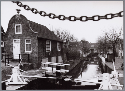 WAT001002300 Aanzicht op de Middendamsluis in Monnickendam. Deze schutsluis in de Middendam stamt uit 1425. In 1620 ...