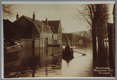 WAT001002453 Als gevolg van een zware noordwester storm brak in januari 1916 de Waterlandse Zeedijk tussen Monnickendam ...