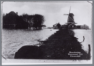 WAT001002458 Als gevolg van een zware noordwester storm brak in januari 1916 de Waterlandse Zeedijk tussen Monnickendam ...