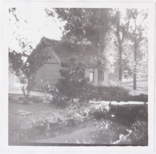 WAT001002626 Dorpsstraat 84. Dit houten huisje stond in de huidige voortuin aan het noordeinde.Het pandje werd gebruikt ...