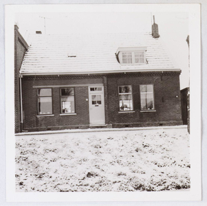 WAT001002639 Voormalig woon-winkelhuis. Heeft ook nog een periode als dubbel woonhuis gehad medio 1960/65. Sinds 1972 ...