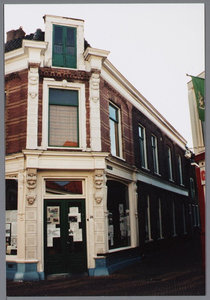 WAT001002817 Gebouwd in het laatste kwart van de negentiende eeuw als woonhuis met op nr 24 een banketbakkerswinkel en ...