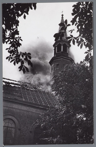 WAT001002740 De in 1864 gebouwd en net gerestaureerde Purmerkerk werd op 22 juni 1959 geheel door brand verwoest.Uit de ...