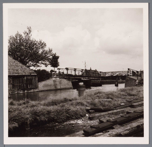 WAT001002748 Where met links de hoge brug aan de Achterdijk en op de voorgrond de helling van scheepsbouwbedrijf ...