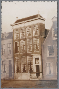 WAT001002801 Bierkade nummer 9 Hoog patriciershuis uit kort na 1614 met een gevel uit 1780. Het is aangekocht in 1929 ...
