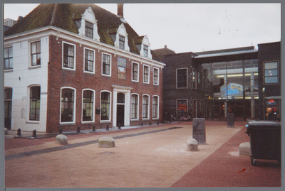 WAT001002914 Links het voormalig Burgerweeshuis uit 1638 en verbouwd in 1789. Bouwstijl: oorspronkelijk renaissance. ...
