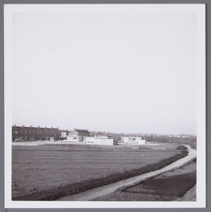 WAT001002953 Op 1 januari 1962 kwam de eerste bouwaanvraag binnen voor het bouwen van een bungalowpark. Rechts Burgsloot.