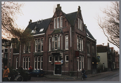 WAT001003016 Het pand op de hoek Emmakade 1a/Herengracht 26-27 is in 1911-1912 gebouwd onder architectuur van ...