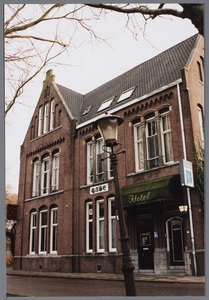 WAT001003010 Het pand op de hoek Emmakade 1a/Herengracht 26-27 is in 1911-1912 gebouwd onder architectuur van ...