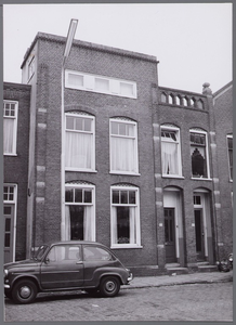 WAT001003149 Julianastraat met de huisnummers 10 en 12, bouwjaar 1910.