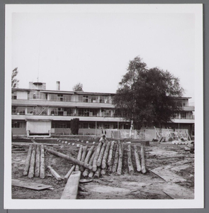 WAT001003317 In de naoorlogse jaren kende het Stadsziekenhuis verschillende uitbreidingen. Hier de bouw van de polikliniek.