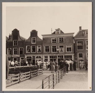 WAT001003389 Op 6 juli 1959 ontplofte op de Koemarkt een vuilniswagen. De oorzaak was de kort daarvoor geladen ongeveer ...