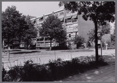 WAT001003449 Hoornselaan hoek Annette Poelmanstraat met rechts de flat met seniorenwoningen 'De Poelman'.
